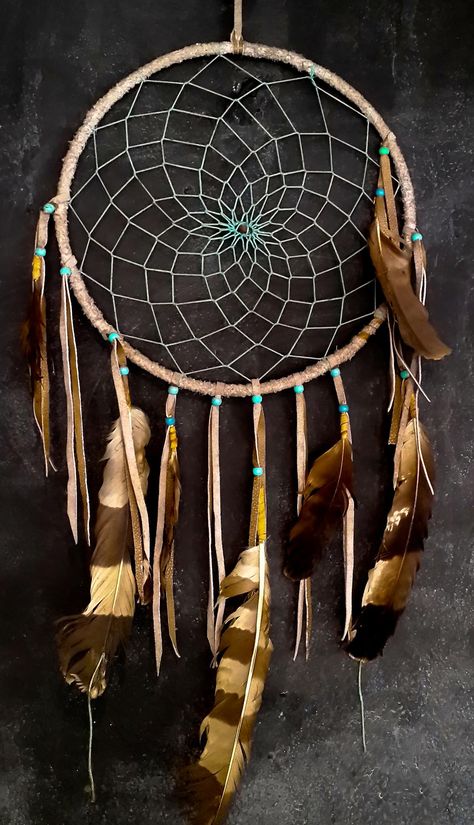 Dream catcher hanging on wall Make A Dream Catcher, Dream Catcher For Kids, Making Dream Catchers, Diy Dream Catcher Tutorial, Indian Dream Catcher, Dream Catcher Patterns, Dream Catcher Tutorial, Dream Catcher Decor, Dream Catcher Art