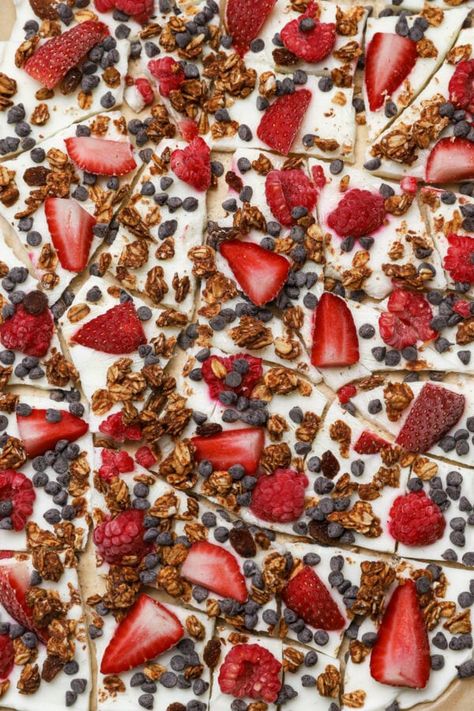 10-Minute Greek Yogurt Bark - Well Seasoned Studio Greek Yogurt Bark, Yoghurt Bark, Yogurt Bark Recipe, Greek Yogurt Breakfast, Frozen Greek Yogurt, Yogurt Snacks, Frozen Yogurt Bark, Greek Yogurt Flavors, Yogurt Dessert