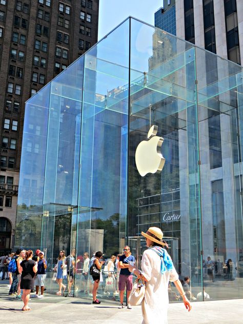 Apple Store, 767 Fifth Avenue, New York City. August 14, 2015. Apple Store Fifth Avenue New York, Apple Store New York, Apple Store Design, Fifth Avenue Nyc, New York Lifestyle, Fifth Avenue New York, Apple 5, Nyc Girl, Manhattan Nyc