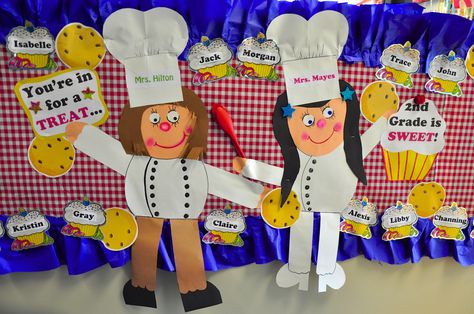 Baking/Cooking theme "Back to School" welcome display: "You're in for a TREAT...2nd Grade is SWEET!" Cooking Classroom Theme, Cafeteria Decorations, Valentine's Day Menu Ideas, Ideas For Preschoolers, Cooking Theme, Cooking In The Classroom, Baking Theme, School Nutrition, School Timetable