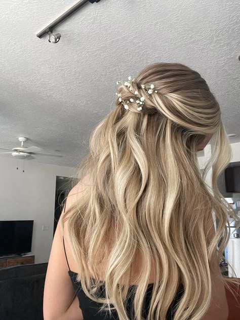 Half Up Half Down Hairstyles Wedding Guest, Hobo Hairstyles, Half Up Half Down Hairstyles Formal, Hair Styles Flowers, Bridesmaid Hairstyles Blonde, Prom Hair Half Up Half Down, Semi Hairstyles, Blonde Prom Hair, Prom Hair Inspo