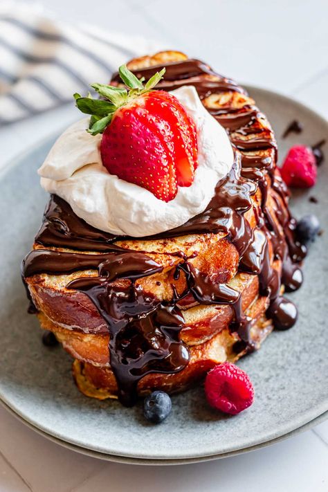 Baileys French Toast Recipe, Baileys French Toast, Boozy Breakfast, Baileys Whipped Cream, Custard French Toast, Pistachio Muffins, Chocolate French Toast, Whipped Cream Chocolate, French Toast Pancakes