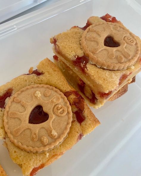 Home By L&J on Instagram: “Jammy Dodger Blondies 😍 I’ve been doing my best at baking things since lockdown began, but can’t lie, i’m not the best at it (100% a better…” Jammy Dodger Blondies, Peanut Butter And Jelly Blondies, Jammy Dodgers, Drink Aesthetic, Doing My Best, Food And Drink, Good Things, Canning, Baking