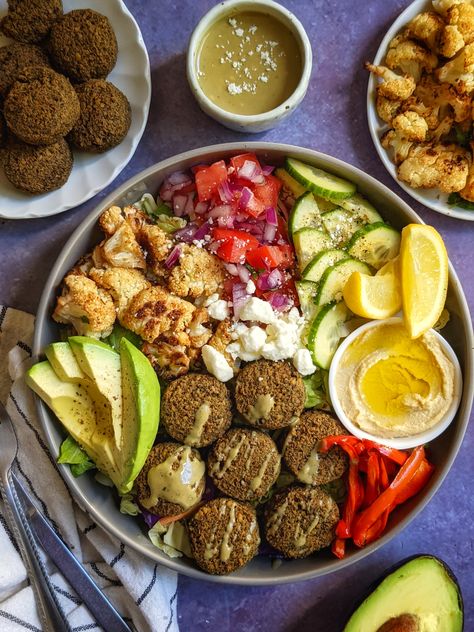 Falafel Bowl Recipe, Falafel Bowls, Falafel Bowl, Falafel Salad, Baked Falafel, Salad Lunch, Plantbased Recipes, Falafel Recipe, Egyptian Food