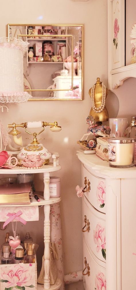 Pink Shabby Chic Bedroom, Pink Shabby Chic, Craft Work For Kids, Journal Therapy, Disney Rooms, Desk Inspo, Room Redesign, Glam Room, Girly Room