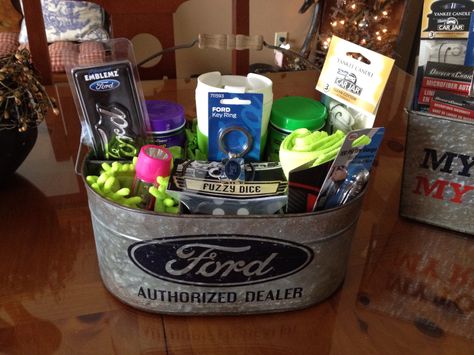 Woman's car enthusiast basket Blue Collar Men Gift Basket, Car Basket Gift Ideas, New Car Gift Basket, Car Gift Basket, Soda Cakes, Cake Gift Basket, Fundraiser Baskets, Christmas Presents For Boyfriend, Gift Homemade