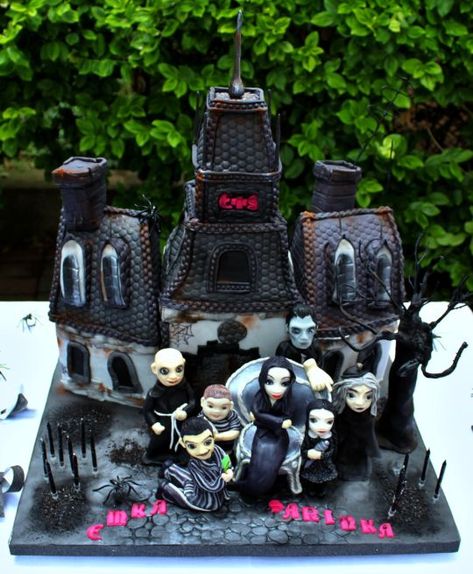 Addams Family Cake for Birthday or Halloween Addams Family Cake, Cupcake Decorating Techniques, Addams Family Theme, Cake For Birthday, Cake Structure, 8th Birthday Cake, Halloween Cake Decorating, Family Cake, 3rd Birthday Cakes