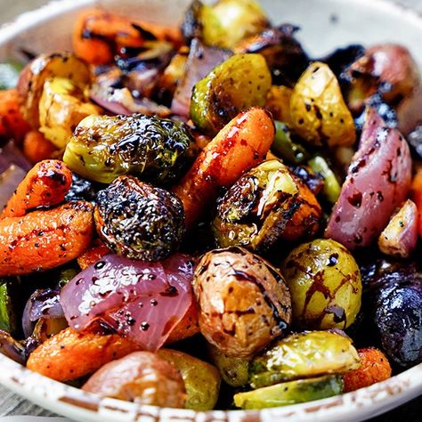 Easy Roasted Vegetables with Honey are beautifully caramelized and get lots of flavor after roasting with a toss in balsamic syrup and honey. Balsamic Syrup Recipe, Seder Dinner, Passover Menu, Balsamic Vegetables, Veggies Dinner, Chag Sameach, Balsamic Vinegar Recipes, Easy Roasted Vegetables, Pure Intentions