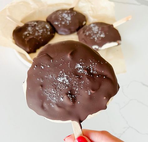 Snickers Frozen Yogurt Bites (Gluten Free, High Protein) - Calla's Clean Eats Snickers Yogurt, Greek Yogurt Snacks, Froyo Bites, Gluten Free High Protein, Foods To Reduce Cholesterol, Frozen Yogurt Bar, Frozen Yogurt Bites, Frozen Yogurt Bark, Yogurt Bites