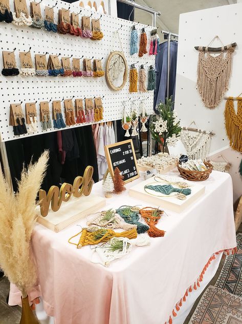 Macrame Display Ideas, Macrame Booth Display, Craft Show Tips, Market Stall Display Ideas, Craft Booth Design, Market Stall Display, Market Vendor, Booth Setup, Vendor Booth Display