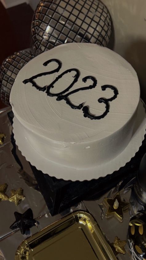 simple cake | round cake | new years eve | new years | 2023 | aesthetic | New Year Cake Aesthetic, New Year’s Eve Cake, New Year Eve Cake, New Years Cake Ideas, New Year’s Eve Aesthetic, Nye Cake, New Years Eve Cake, New Years Cake, New Years Eve Pictures