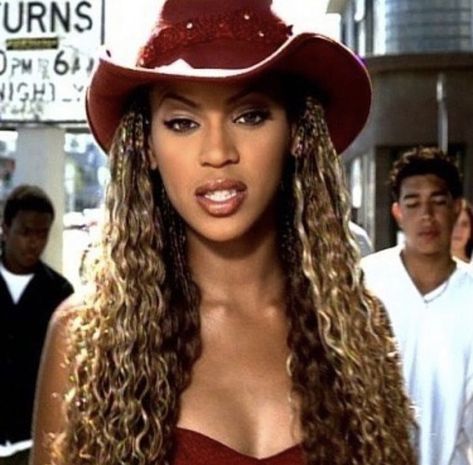 Cowboy Hat Outfit Woman, Cowgirl Hat Outfit, Girls Cowboy Hats, Cowgirls Hairstyles, Queen Bee Beyonce, Beyonce Outfits, Hat Aesthetic, Cowboy Aesthetic, Black Cowgirl