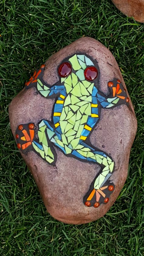 Mosaic Lizard, Mosaic Frog, Outdoors Quotes, Frog Garden, Mosaic Rocks, Mosaic Pots, Mosaic Flower Pots, Mosaic Garden Art, Mosaic Animals