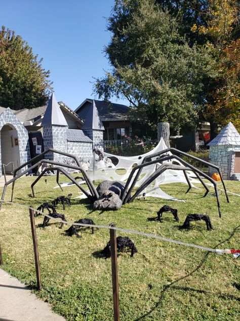 Hogwarts Halloween Decorations Outdoor, Harry Potter Halloween Decor Outdoor, Harry Potter Front Yard Decorations, Halloween Harry Potter Decorations Outdoor, Harry Potter Halloween Front Yard, Outdoor Harry Potter Halloween, Diy Harry Potter Outdoor Decor, Harry Potter Outside Decorations, Harry Potter Halloween House