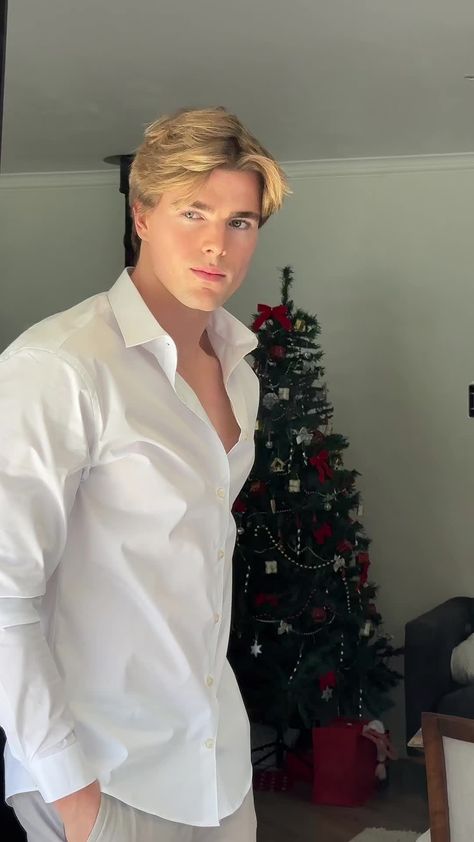 Handsome Blonde Men, Devon Broughton, Lucas Bergvall, Aesthetic Faces, Blond Men, Back To School Fashion, Men Stylish Dress, Blonde Guys, Cute Dogs And Puppies