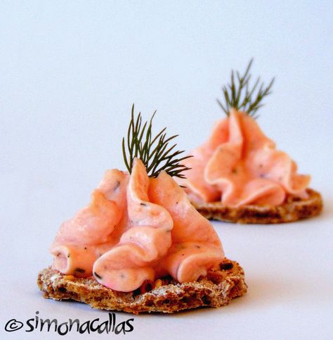 Salmon Mousse Recipes, Mouse Recipes, Smoked Salmon Mousse, Appetizers Seafood, Salmon Mousse, Canapes Recipes, Fancy Appetizers, Smoked Fish, Mousse Recipes