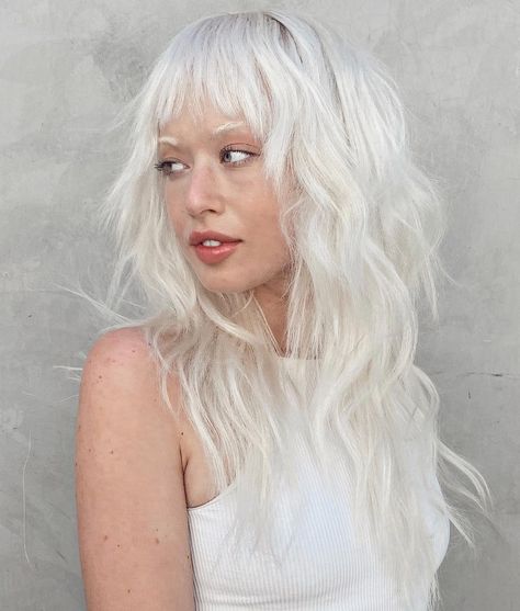 Long Platinum Wolf Cut Hush Cut, Wolf Haircut, Round Face Shape, Platinum Hair, Wolf Cut, Shag Haircut, Dirty Blonde, Long Layered Hair, Haircuts With Bangs