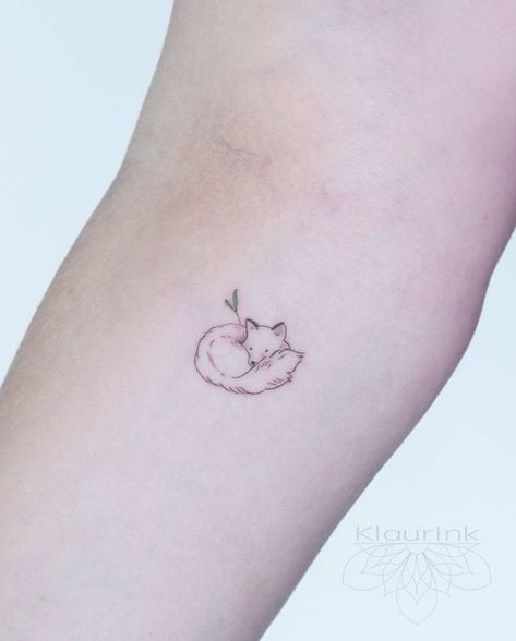 Minimalist Fox Tattoo Small, Tattoo Fox Minimalist, Arctic Fox Tattoo, Minimalist Fox Tattoo, Small Fox Tattoo, Wolf Tattoos For Women, Small Wolf Tattoo, Fox Tattoo Design, Geniale Tattoos