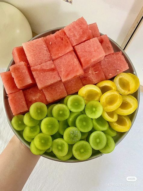 Watermelon Cubes, Yellow Plums, Juicy Watermelon, Healthy Food Motivation, Green Grapes, Homemade Snacks, Pool Parties, Sunny Yellow, Fruit Plate