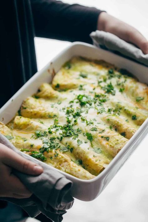 Breakfast Enchiladas - with scrambled eggs, chili potatoes, spicy turkey, cheese, and a homemade roasted poblano sauce. SUPER yummy! Love this recipe for breakfast, brunch, or brinner. | pinchofyum.com Poblano Sauce, Pinch Of Yum, Breakfast Enchiladas, Roasted Poblano, God Mat, English Breakfast, Ground Turkey Recipes, Savory Breakfast, Breakfast Brunch Recipes