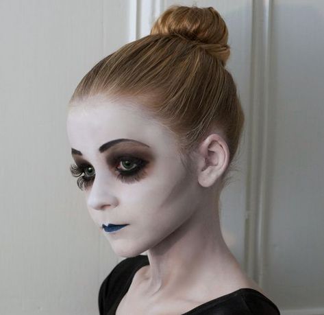 12 dead ballerina makeup for girls who aren't afraid to look scary - Styleoholic Maquillaje Halloween Infantil, Girl Zombie Costume, Zombie Ballerina, Zombie Costume Kids, Halloween Pauroso, Girl Halloween Makeup, Halloween Makeup For Kids, Ghost Makeup, Ballerina Makeup