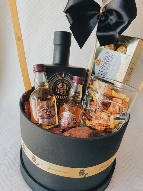 Gift Box Men, Beer Basket, Breakfast Basket, Gourmet Bbq, Liquor Gifts, Wine Baskets, Whiskey Gifts, Diy Father's Day Gifts, Artisan Cheese