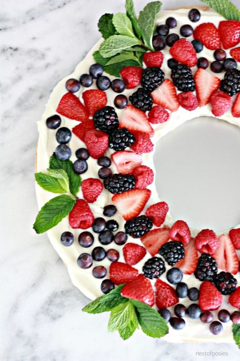 Fruit Pizza Christmas Wreath - Nest of Posies Fruit Pizza Wreath, Fruit Pizza Christmas, Pizza Wreath, Creative Christmas Treats, Fruit Pizza Sugar Cookie Recipe, Mini Snacks, Pizza Sugar Cookie, Pizza Christmas, Fruit Pizza Sugar Cookie