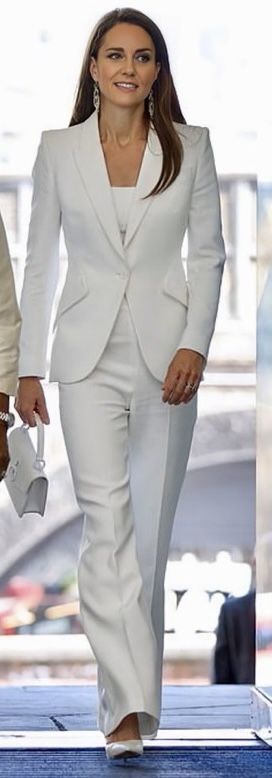 Katherine Princess Duchess Kate, White Blazer Outfits, Kate Middleton Style Outfits, White Blazers, Princesse Kate Middleton, Off White Blazer, Princess Katherine, Kate Middleton Outfits, Wales Family