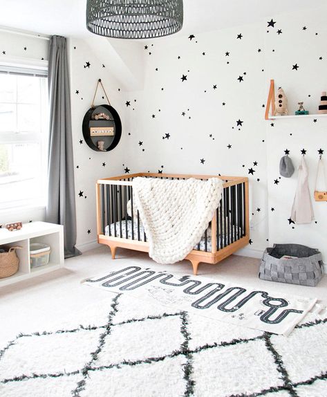 Design Inspo: 23 Amazing Gender-Neutral Nurseries Gender Neutral Baby Nursery, Baby Nursery Neutral, Bumbo, White Nursery, Baby Room Design, Gender Neutral Nursery, Kids Interior, Baby Bedroom, Baby's Room