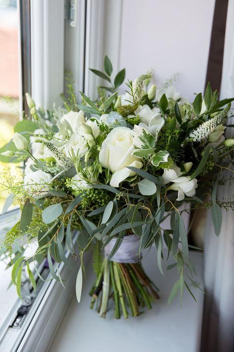 Mint Green Wedding Flowers, Winter Wedding Bouquet White, Green And White Wedding Bouquet, Green Anthurium, Silver Eucalyptus, Green And White Wedding, Small Wedding Bouquets, Dark Green Wedding, Elegant Wedding Bouquets