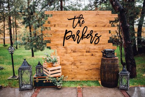 Last Name Wood Sign, Rustic Wedding Backdrops, Wooden Backdrops, Rustic Wedding Photos, Rustic Backdrop, Photo Zone, Photo Backdrop Wedding, Wooden Wedding Signs, Photos Booth