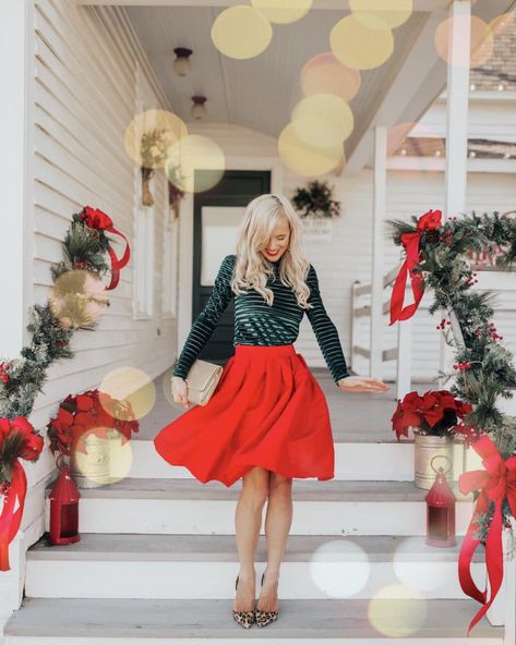 What to Wear for Family Christmas Photos - Ideas for Your Holiday Cards Green Christmas Outfit, Outfit Ideas For Christmas, Green Outfit Ideas, Red Christmas Outfit, Holiday Photos Outfits, Winter White Outfit, Trendy Christmas Outfits, Tacky Christmas Sweater, Christmas Outfit Ideas