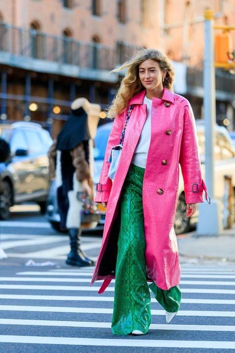 Comment porter le rose fuchsia ? - Elle Cerise Pink Blazer Outfit, Fuchsia Trench Coat Outfit, Fuschia Pink Indian Outfit, Fuschia Coat Outfit Winter, Emilie Sindlev, Robe Fuchsia, Blazer Rose, Pantalon Rose, Raincoat Outfit