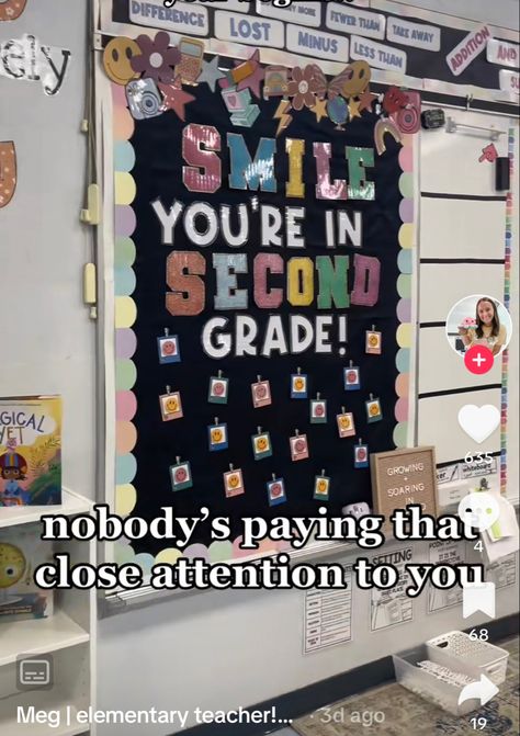 Classroom Wall Sayings, 2nd Grade Bulletin Boards, 2nd Grade Classroom Themes, Grade One Classroom, Second Grade Classroom Decor, Second Grade Classroom Setup, Elementary Bulletin Board Ideas, 2nd Grade Classroom Setup, Preppy Classroom