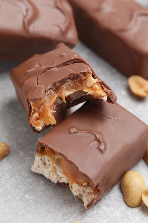 homemade mars bars. Old Fashioned Butter Cake Recipe, Sugar Free Christmas Cookies, Mars Candy, Crunch Bars Recipe, Mars Bars, Homemade Candy Bars, Candy Bar Recipe, Chocolate Caramel Pretzels, Homemade Chocolate Bars