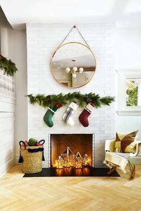 Non Working Fireplace, Empty Fireplace Ideas, Diy Christmas Fireplace, Christmas Decorations Living Room, Faux Fireplace, Holiday Garlands, Christmas Room Decor, Diy Christmas Decorations Easy, Christmas Living Rooms