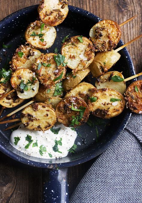 Herb and Garlic Roasted Potato Skewers Potato Skewers, Potato Kabobs, Golden Potatoes, Bbq Potatoes, Potato Appetizers, Summer Bbq Recipes, Garlic Roasted Potatoes, Vegetable Skewers, Herb Roasted Potatoes