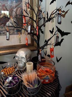 halloween candy bar- I love the tree with candy and bats hanging from it Tavola Halloween, Pretty Halloween Decorations, Halloween Candy Table, Halloween Candy Buffet, Halloween Ideias, Scary Halloween Food, Halloween Candy Bar, Ghoul School, Postres Halloween