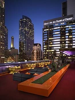 The Standard Hotel (New York, 2009) / Ennead Architects (Polshek Partnership Architects) Rooftop Bars Los Angeles, Roof Terrace Design, Sky Bar, Los Angeles Hotels, Best Rooftop Bars, Rooftop Lounge, Skyline View, Rooftop Restaurant, Vacation Deals