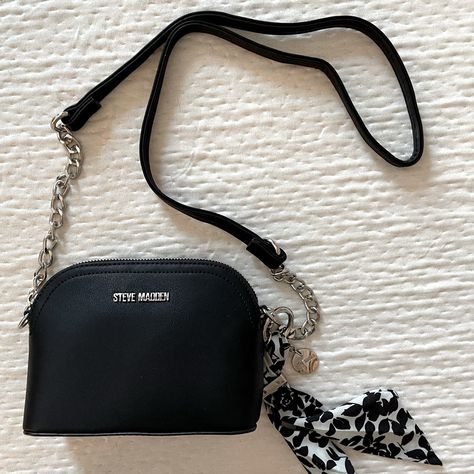 Accesories 2024, Purse For Teens, Trending Clothes, Grey Crossbody Bag, Steve Madden Purse, Crossover Bags, Birthday Inspo, Black Crossbody Purse, Pearl Bag