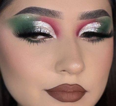 Red And Green Makeup Looks, Mexican Independence Day Makeup, Mexican Makeup, Winter Eyeshadow, Mexican Colors, Halloween Makeup Pretty, Colorful Eye Makeup, Makeup Eye Looks, Day Makeup