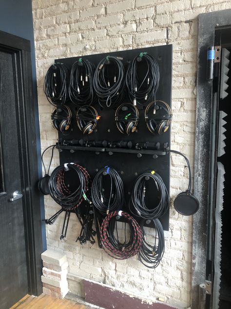 Music Studio Cable Storage, Audio Video Room Design, Music Lesson Studio Design, Pegboard Music Studio, Recording Studio Cable Storage, Music Organization Ideas, Music Studio Storage Ideas, Home Music Recording Studio, Sound Equipment Storage