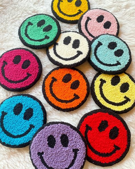 Coasters that make you smile when you see them 😃😁😄☺️ . . . #punchneedle #punchneedleprocess #smileyfaces #tuftandneedle #needleart #handembroidery #punchneedleembroidery #punchneedleart #punchneedlecoasters #mugrug #tufting #tuftingart #punchnakışı #punchbardakaltlığı #punchneedledesign #punchneedleworld #punchneedlegang #punchneedlerughooking #punchneedlelove #tabledecorations #tablesettingideas #worktable #workdesk #workdeskdecor #punchnewspapers Funny Smiley, Work Desk Decor, Cute Coasters, Best Valentine's Day Gifts, Cup Coaster, Handmade Coasters, Punch Needle Embroidery, Needle Art, Mug Rug