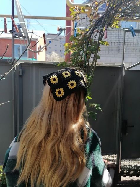 Granny Square Bandana, Bandana Sunflower, Crochet Fashion, Cute Crochet, Crochet Ideas, Granny Square, Crochet Bag, Veil, Crochet Projects