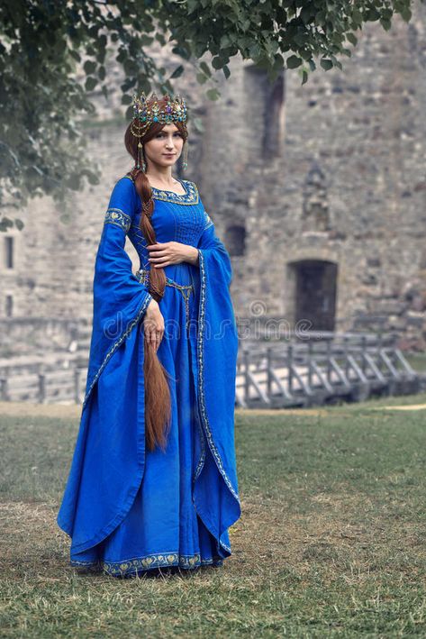 Beautiful Eleanor of Aquitaine, duchess and queen of England and France on High Middle Ages. royalty free stock photos 12th Century Fashion, Middle Ages Dress, Midevil Dress, Richard The Lionheart, Middle Ages Clothing, Eleanor Of Aquitaine, Wife Clothes, Medieval Princess, High Middle Ages