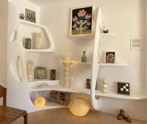 Weird Shelves, Plaster Shelf, Paper Mache Ideas, Livingstone, Retro Interior Design, Pinterest Room Decor, Cute Room Decor, Room Aesthetic, Dream House Decor