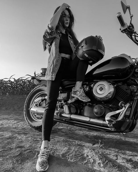 Poses With Bike, Girl On A Motorcycle, Photo Black And White, Bike Photoshoot, Stylish Photo, Custom Cycles, Creative Portrait Photography, Bike Photo, Creative Portraits