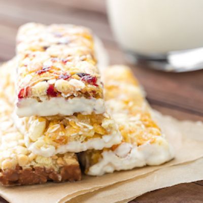 Yogurt Granola Bars, Homemade Breakfast Bars, Fruit Bars Recipe, Homemade Snack Bars, Yogurt Bars, Homemade Cereal, Yogurt Granola, Breakfast Homemade, Healthy Homemade Snacks