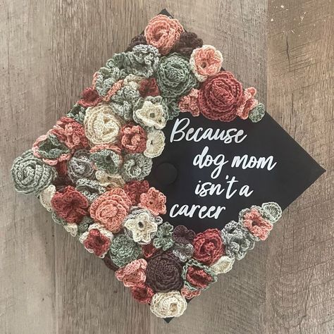 Mom Graduation Cap, Graduation Hat Designs, Flower Graduation Cap, College Grad Cap Ideas, Graduation Cap Decoration Diy, Grad Cap Designs, Diy Graduation Cap, Graduation Cap Designs, Crocheted Flowers