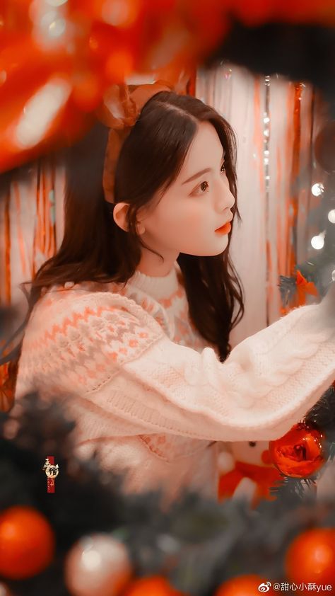 Chao Yue, Korean Photoshoot, Yang Chaoyue, Christmas Poses, Chinese Theme, Instagram Feed Planner, Photography Editing Apps, Adobe Lightroom Photo Editing, Chinese Festival